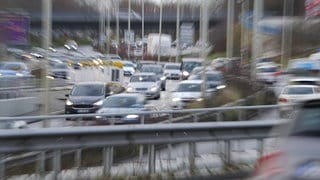 Autos fahren im dichten Verkehr auf der Bundesstraße 76. 