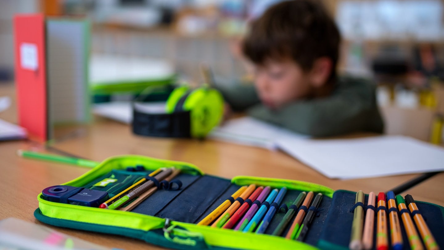 Ein Junge einer 2. Klasse arbeitet in der Grundschule St. Konrad im Klassenzimmer an einem Arbeitsblatt. Das Kultusministerium hat jetzt auf die Kritik zum Leistungstest für Viertklässler reagiert.