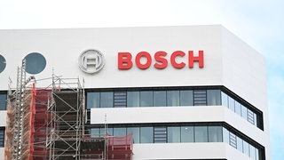 An der Zentrale von Bosch ist das Logo des Industriekonzerns zu sehen.