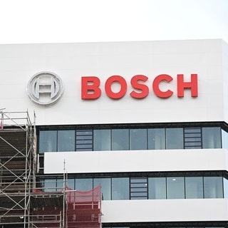 An der Zentrale von Bosch ist das Logo des Industriekonzerns zu sehen.