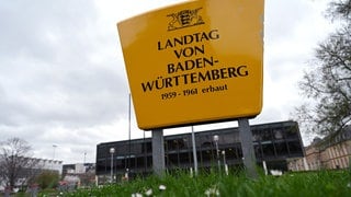 Ein Schild ist vor dem Landtag von Baden-Württemberg zu sehen. Die Ergebnisse der repräsentativen Umfrage BW-Trend Dezember 2024 liegen vor.