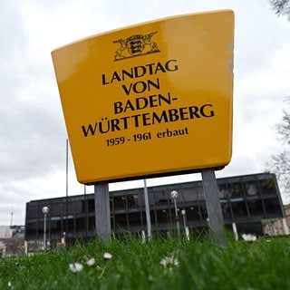 Ein Schild ist vor dem Landtag von Baden-Württemberg zu sehen. Die Ergebnisse der repräsentativen Umfrage BW-Trend Dezember 2024 liegen vor.