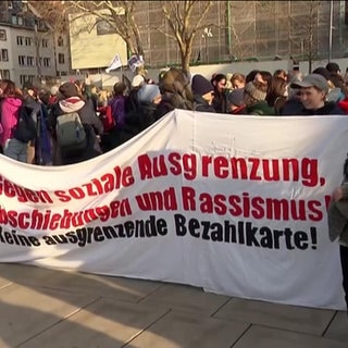 Demonstranten halten einen Banner auf einer Demo gegen Rechts