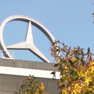 Der Mercedes Stern auf dem Dach der Firma