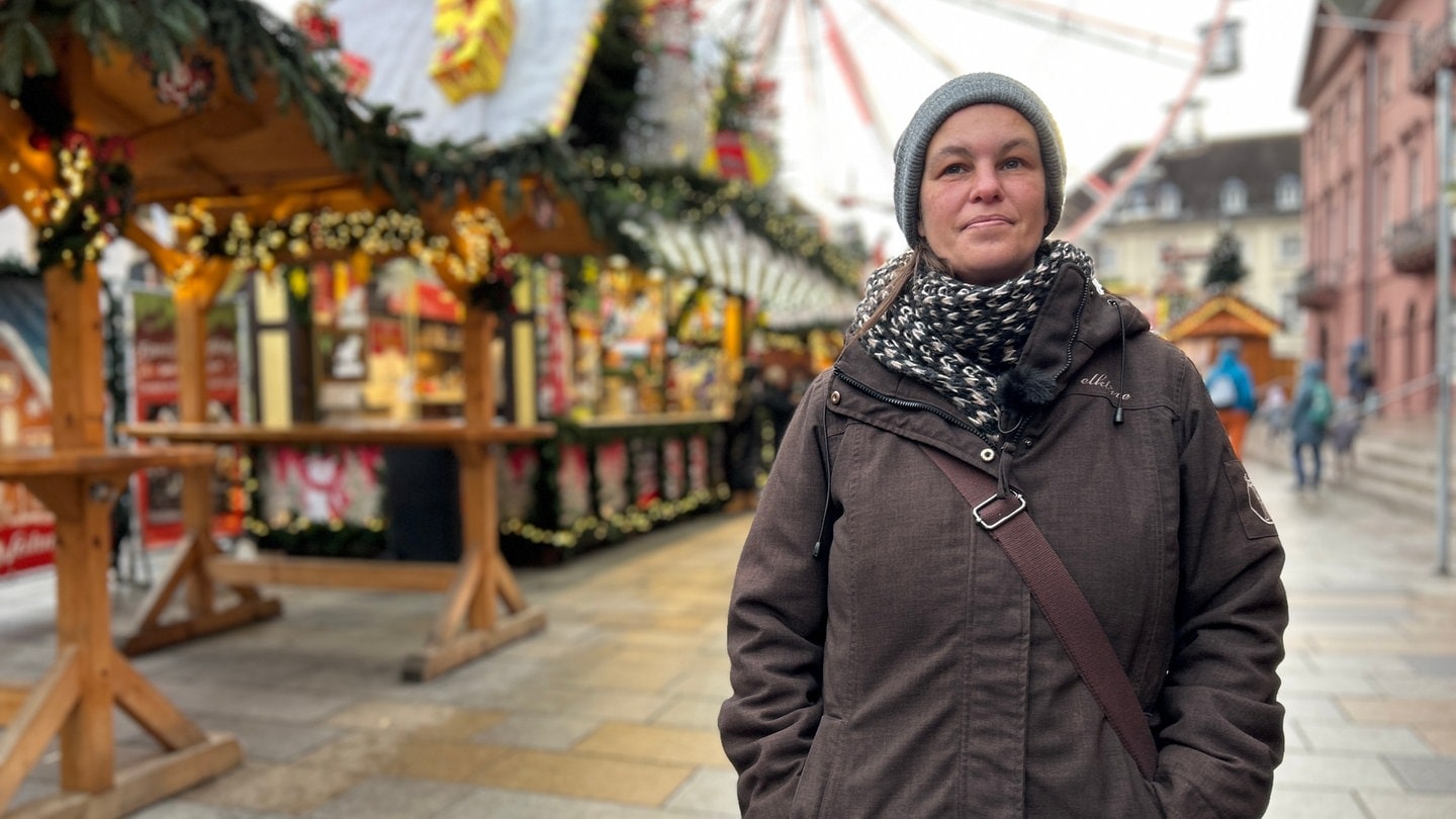 Sandra Schlensog schlendert über den Weihnachtsmarkt in Karlsruhe