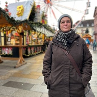 Sandra Schlensog schlendert über den Weihnachtsmarkt in Karlsruhe