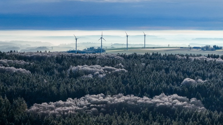 Nicht in einem Schneeweiß, sondern im Raureifweiß präsentiert sich die Landschaft auf der Schwäbischen Alb am Samstag (14.12.). Das zeigt diese Aufnahme mit einer Drohne in der Nähe von Böhmenkirch (Kreis Göppingen).