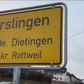 Das Ortsschild von Irslingen, einem Ortsteil von Dietingen. Hier soll ein 14-Jähriger dem Zwölfjährigen am Sonntag ins Auge geschossen haben. Die Hintergründe der Tat sind unklar.