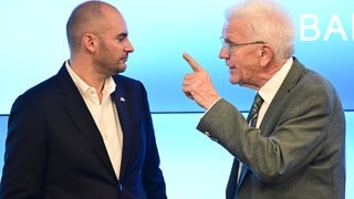 BW-Ministerpräsident Winfried Kretschmann (rechts) unterhält sich mit Landesfinanzminister Danyal Bayaz (beide Grüne).