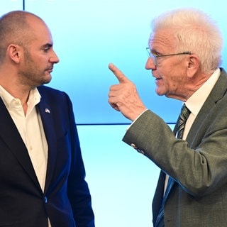 BW-Ministerpräsident Winfried Kretschmann (rechts) unterhält sich mit Landesfinanzminister Danyal Bayaz (beide Grüne).