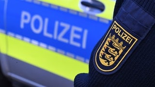 Das Logo der Polizei auf der Dienstkleidung eines Polizisten