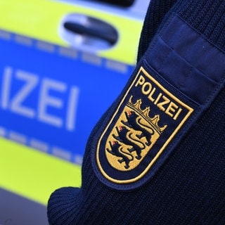 Das Logo der Polizei auf der Dienstkleidung eines Polizisten