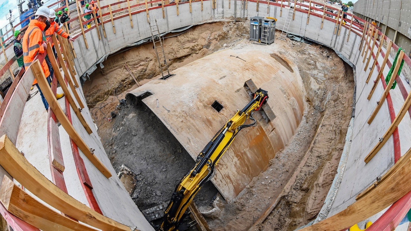 Blick auf einen Teil der freigelegten Tunnelbohrmaschine bei der Baustelle der Deutschen Bahn zum Tunnel Rastatt (Archivbild).