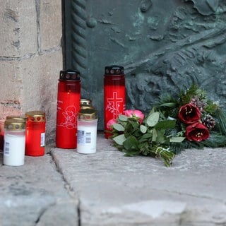 Kerzen und Blumen werden am offiziellen Trauerort vor der Johanneskirche in Magdeburg abgelegt.