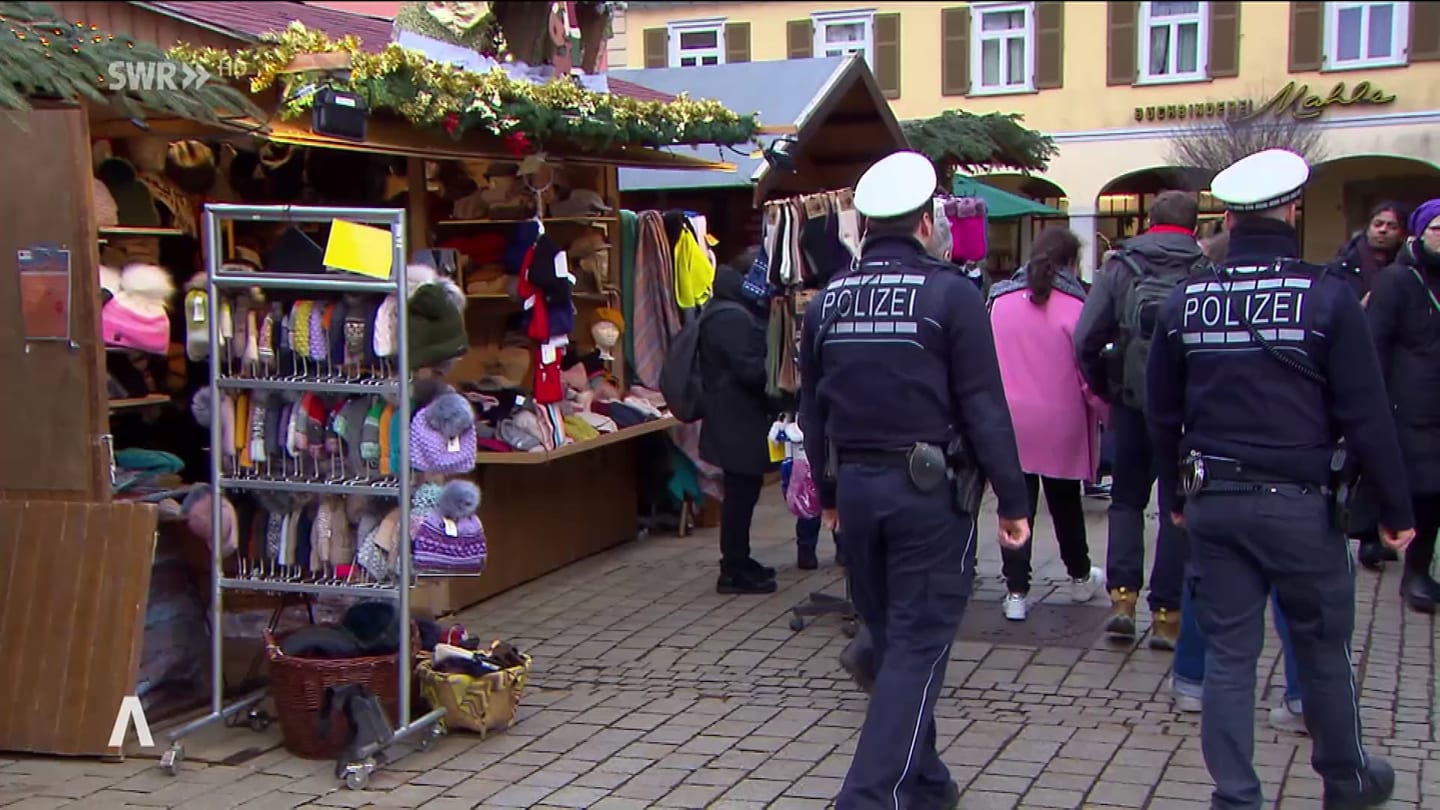 Polizisten auf einem Weihnachtsmarkt