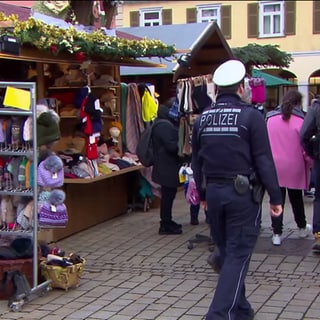 Polizisten auf einem Weihnachtsmarkt