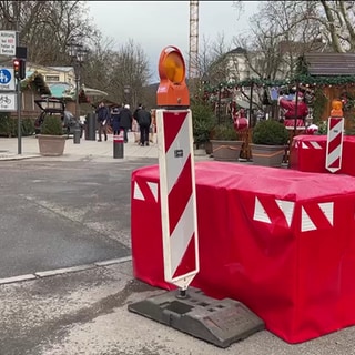 schwere Betonpoller schützen einen Eingang des Baden-Badener Weihnachtsmarktes