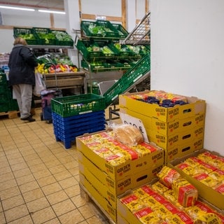 Verschiedene Lebensmittel liegen in der Schwäbischen Tafel Stuttgart für bedürftige Menschen aus.