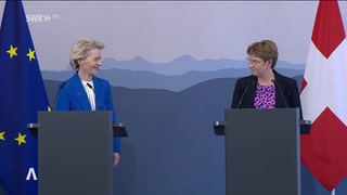 Die Schweizer Bundespräsidentin Viola Amherd (rechts) und die Präsidentin der Europäischen Kommission, Ursula von der Leyen (links), in Bern