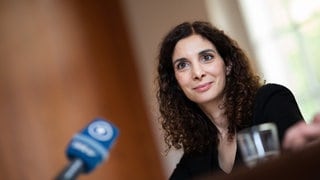 Die Landesvorsitzende Jessica Tatti vom Bündnis Sahra Wagenknecht (BSW) Baden-Württemberg bei einem Pressestatement