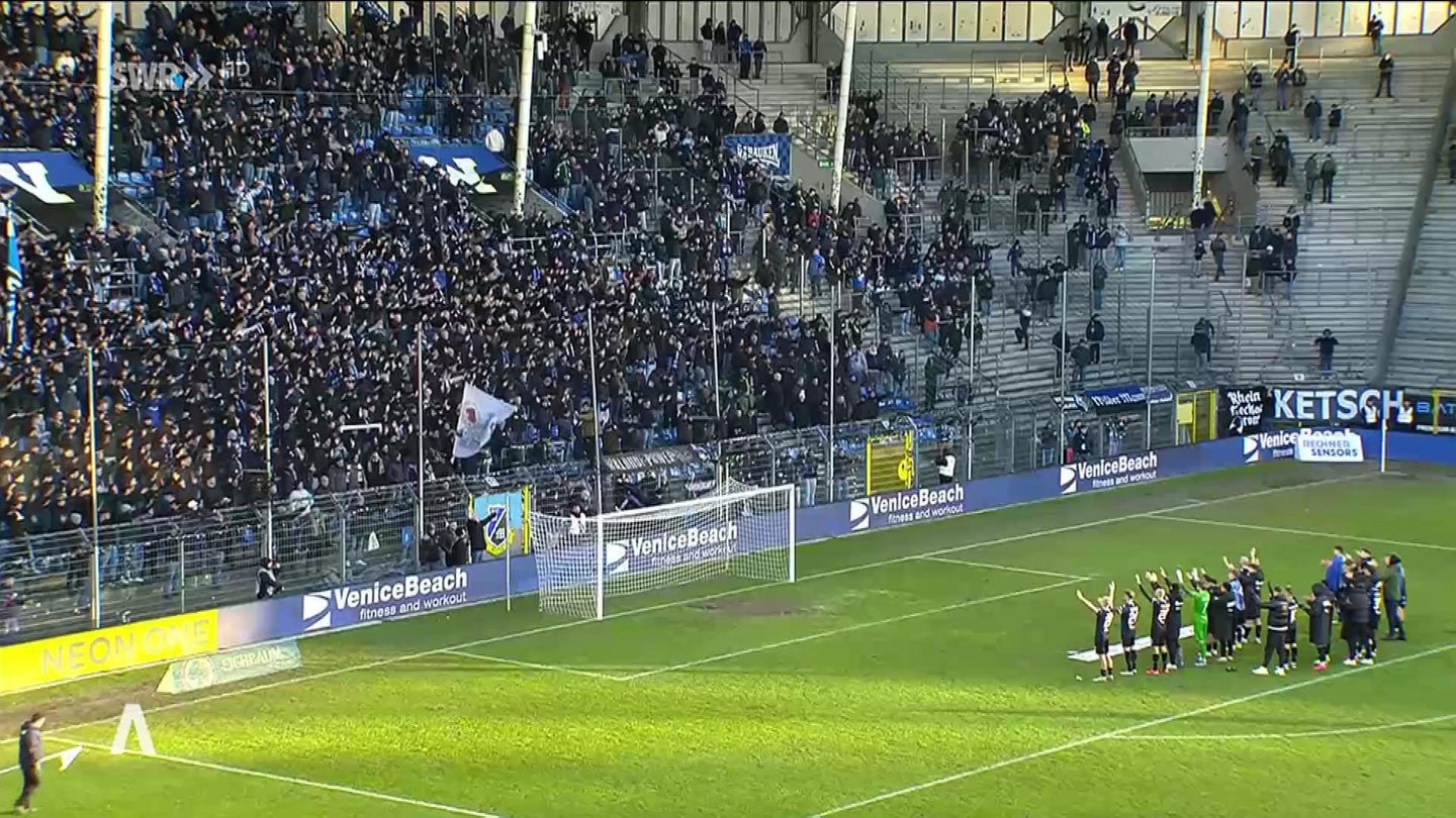 Die Spieler von Waldhof Mannheim feiern mit ihren Fans