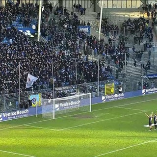 Die Spieler von Waldhof Mannheim feiern mit ihren Fans