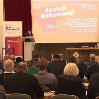 BSW-Landesvorsitzende Jessica Tatti hält eine Rede