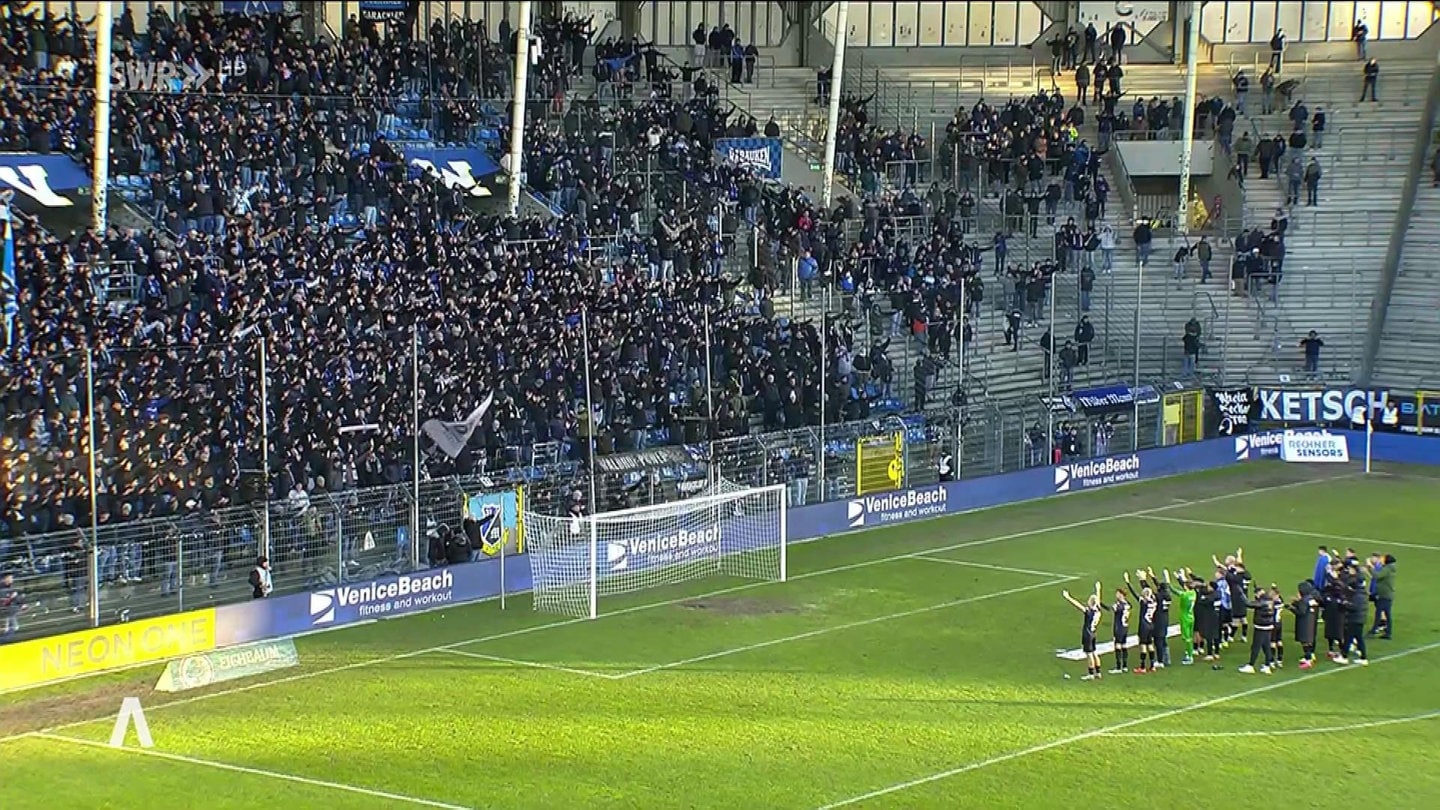 Die Spieler von Waldhof Mannheim feiern mit ihren Fans