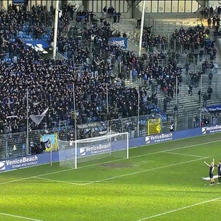 Die Spieler von Waldhof Mannheim feiern mit ihren Fans