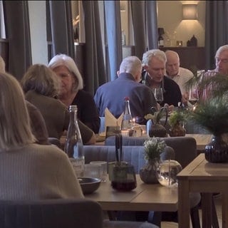 Menschen sitzen in einem Restaurant