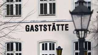 Gaststätte in Versalien steht an der Fassade eines Restaurants.