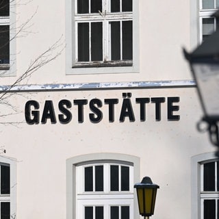 Gaststätte in Versalien steht an der Fassade eines Restaurants.