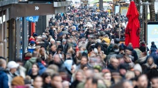 Endspurt beim Weihnachtsgeschenke-Shopping: Auf der Stuttgarter Königstraße sind am Montagmittag (23.12.) noch viele Menschen unterwegs. Einzelhändler bezeichnen das Weihnachtsgeschäft bislang als solide, hoffen aber noch auf mehr Umsatz in den letzten Stunden vor der Bescherung. Nach der Menschenmenge auf dem Bild zu urteilen, stehen die Chancen nicht schlecht.