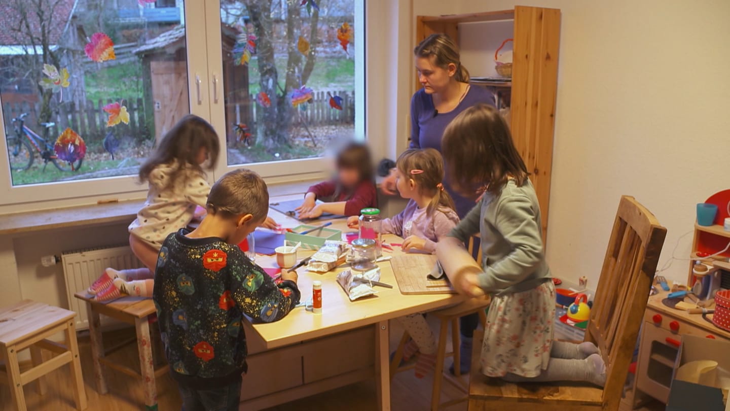 Lucie und Kinder basteln für Weihnachten