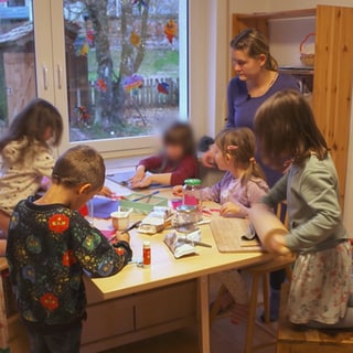 Lucie und Kinder basteln für Weihnachten