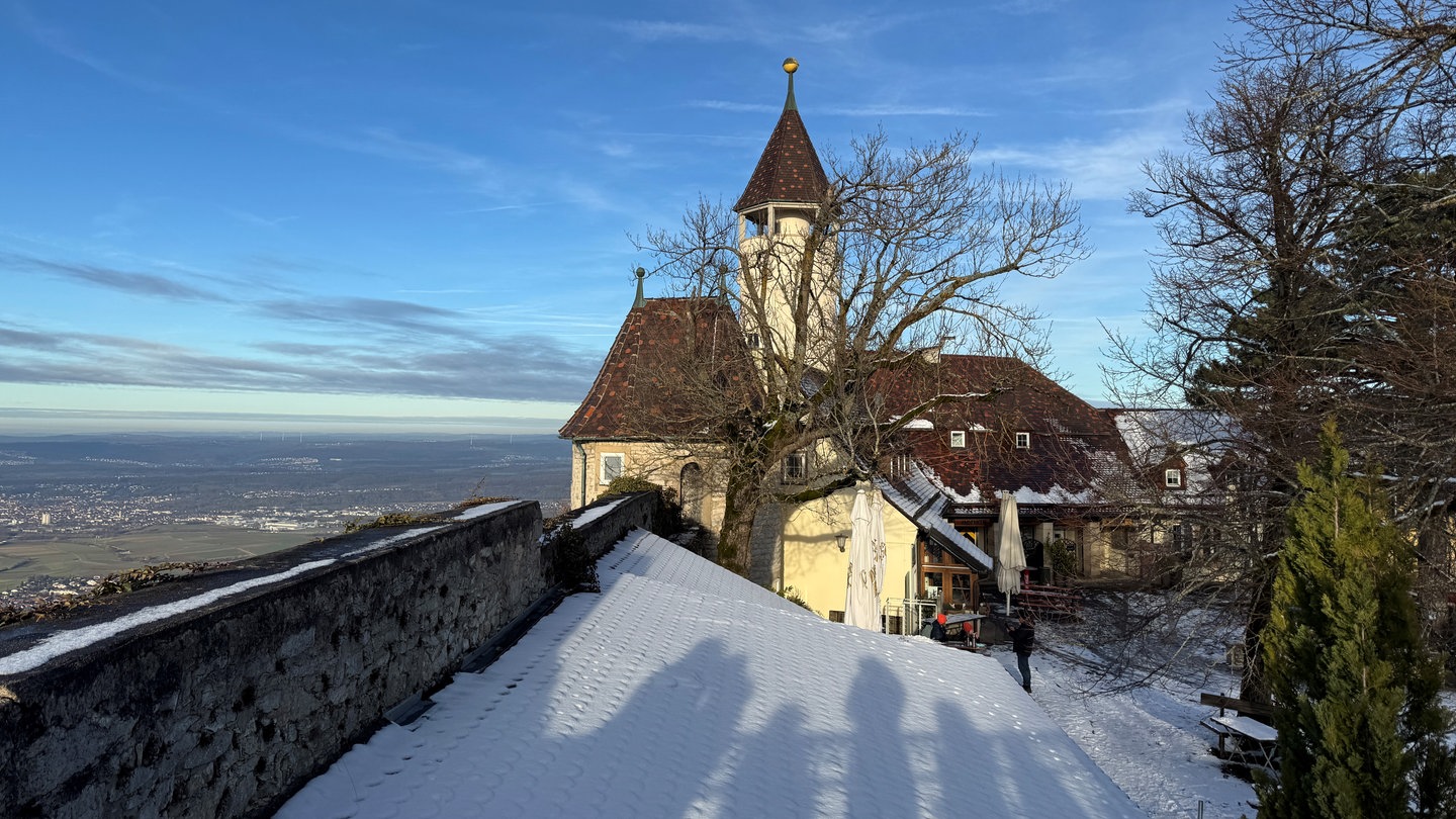 Die Burg Teck im Kreis Esslingen am 1. Weihnachtsfeiertag 2024 im Schnee