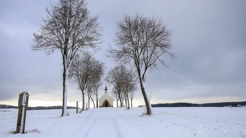 Schnee liegt rund um eine Kapelle bei Hohenstein-Oberstetten (Kreis Reutlingen) auf der Schwäbischen Alb.