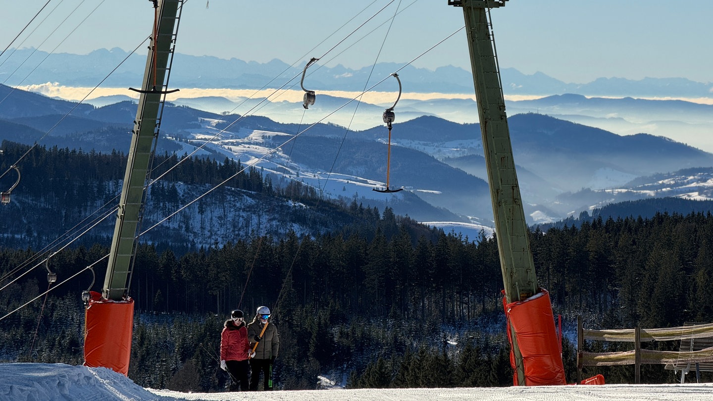 Bei strahlend blauem Himmel und Sonnenschein zieht es am zweiten Weihnachtsfeiertag Wintersportbegeisterte auf die Piste, zum Beispiel in Todtnau-Muggenbrunn (Kreis Lörrach) im Schwarzwald. Vor dem herrlichen Panorama der Schweizer Alpen laufen die Lifte am Donnerstag (26.12.) auf Hochtouren.