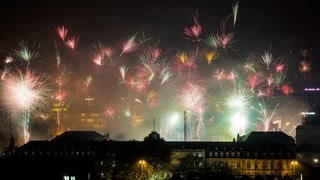 Reichlich Feuerwerk wird zur Feier des neuen Jahres vom Schlossplatz in den nächtlichen Himmel abgefeuert. (Archivbild) In Baden-Württemberg haben für Silvester 2024 einige Gemeinden Feuerwerksverbote.