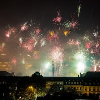 Reichlich Feuerwerk wird zur Feier des neuen Jahres vom Schlossplatz in den nächtlichen Himmel abgefeuert. (Archivbild) In Baden-Württemberg haben für Silvester 2024 einige Gemeinden Feuerwerksverbote.