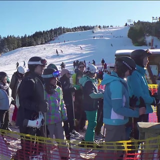 Lange Schlange vor einem Skilift an der Schwarzwaldhochstraße