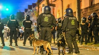 Einsatzkräfte der Polizei stehen 2013 mit Hunden nach Ausschreitungen bei einer Eritrea-Veranstaltung in Stuttgart auf der Straße. Die Zahl der Gewalttaten gegen Polizeibeamte in Baden-Württemberg hat stark zugenommen.