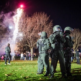 Polizei befindet sich 2017 an Silvester auf dem Schlossplatz in Stuttgart und sorgt für Sicherheit (Archivbild).