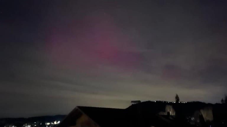 Das rosane Leuchten am Himmel ließ sich auch in Denkingen (Kreis Tuttlingen) beobachten.