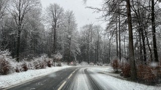 In weiten Teilen von BW schneit es - so auch bei Mosbach (Neckar-Odenwald-Kreis). Wegen überfrierender Nässe und Schneematsch kann es glatt auf den Straßen werden. 