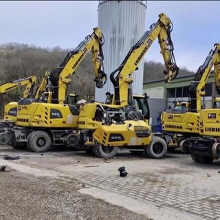 Mehrere demolierte Bagger auf einem Platz