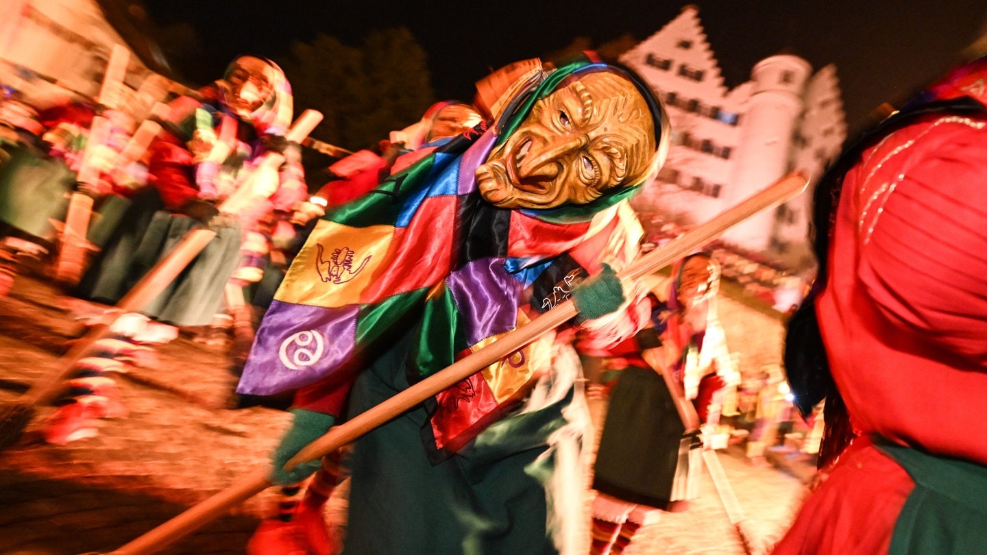 Die Eckhexen der Narrenzunft Aulendorf bei der Maskenbeschwörung am Hexeneck: Die schwäbisch-alemannische Fastnacht wird von den Narren am 6. Januar ausgerufen.