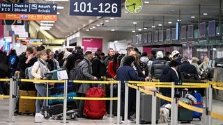 Passagiere stehen am Check-In im Flughafen KölnBonn. Bundesweit kommt es derzeit zu Problemen an deutschen Flughäfen wegen IT-Störungen bei der Bundespolizei - auch in Baden-Württemberg. 