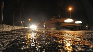 (Symbolbild) Ein Auto fährt auf einer eisglatten Straße.