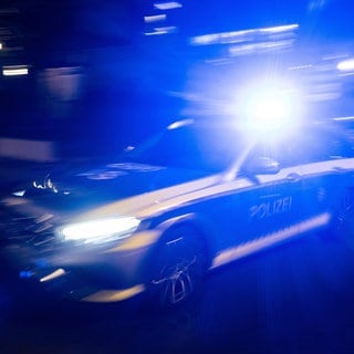 Ein Polizeifahrzeug fährt mit Blaulicht an einem Gebäude vorbei. Weil eine Frau mit ihrem Auto in Heilbronn die Bahngleise mit der Straße verwechselt hat, hat sie für einen Polizei-Einsatz gesorgt,